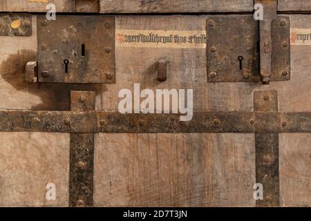 Antico petto in legno con due chiusure a nasello e reggette in metallo Foto Stock