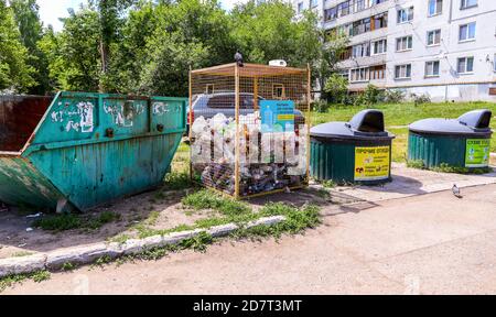 Novokuybyshevsk, Russia - 3 luglio 2020: Contenitori diversi per la raccolta differenziata dei rifiuti. Testo in russo: Altri rifiuti, rifiuti secchi Foto Stock