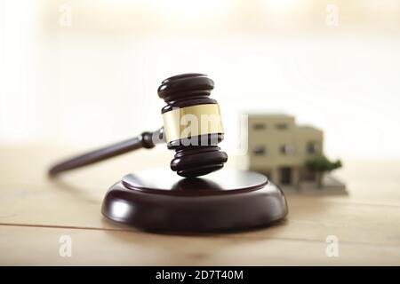 Gavel del giudice con la casa di modello Foto Stock