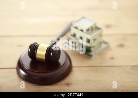 Gavel del giudice con la casa di modello Foto Stock