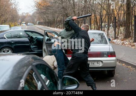 Gli uomini combattono dopo un incidente stradale Foto Stock