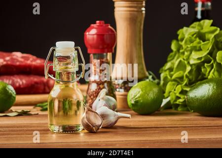 Olio di semi e aglio tra gli ingredienti diversi Foto Stock