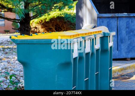 Rifiuti urbani liquidazione eco-friendly contenitori rifiuti vicino appartamento costruzione in distretto rifiuti bidoni per riciclaggio separato. Foto Stock