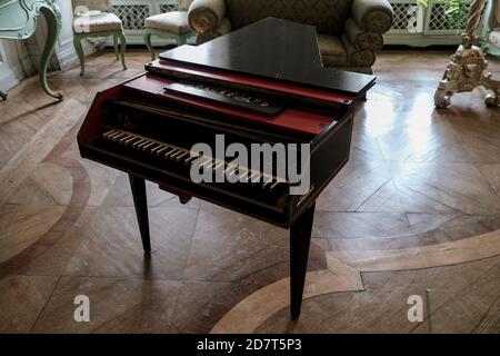 Walbrzych, Polonia - 18 luglio 2020: Castello di Ksiaz, il Salon Bianco Foto Stock