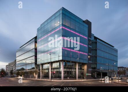 Cork City, Cork, Irlanda. 25 Ottobre 2020. La luce del mattino presto inizia ad illuminare il sine rivolto a est di un Albert Quay a Cork City, Cork, Irlanda. - credito; David Creedon / Alamy Live News Foto Stock