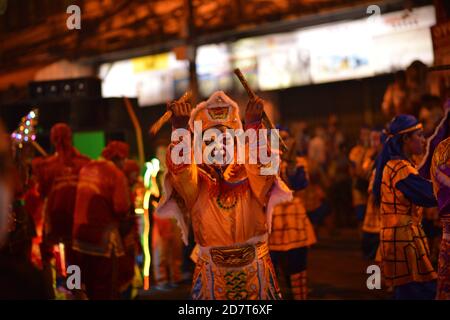 Sfilata del Drago del Festival vegetariano a Chao Zhou Shi Kong a Talat noi Yaowarat, Bangkok. (Foto di Teera Noisakran / Pacific Press) Foto Stock