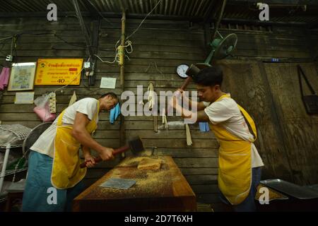 Sfilata del Drago del Festival vegetariano a Chao Zhou Shi Kong a Talat noi Yaowarat, Bangkok. (Foto di Teera Noisakran / Pacific Press) Foto Stock