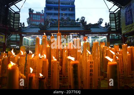 Sfilata del Drago del Festival vegetariano a Chao Zhou Shi Kong a Talat noi Yaowarat, Bangkok. (Foto di Teera Noisakran / Pacific Press) Foto Stock