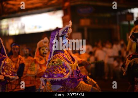 Sfilata del Drago del Festival vegetariano a Chao Zhou Shi Kong a Talat noi Yaowarat, Bangkok. (Foto di Teera Noisakran / Pacific Press) Foto Stock