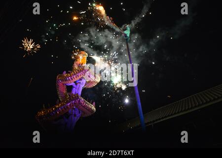 Sfilata del Drago del Festival vegetariano a Chao Zhou Shi Kong a Talat noi Yaowarat, Bangkok. (Foto di Teera Noisakran / Pacific Press) Foto Stock