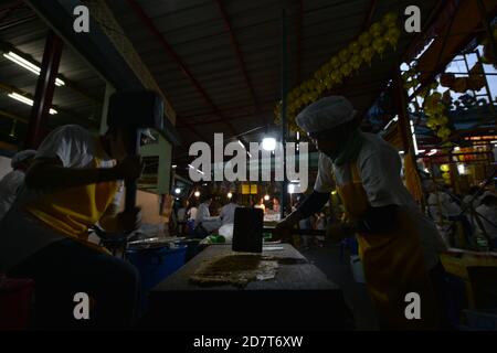 Sfilata del Drago del Festival vegetariano a Chao Zhou Shi Kong a Talat noi Yaowarat, Bangkok. (Foto di Teera Noisakran / Pacific Press) Foto Stock