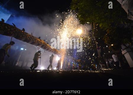 Sfilata del Drago del Festival vegetariano a Chao Zhou Shi Kong a Talat noi Yaowarat, Bangkok. (Foto di Teera Noisakran / Pacific Press) Foto Stock