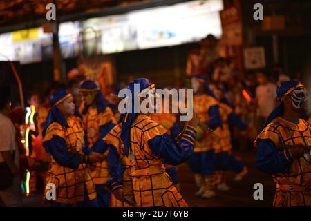 Sfilata del Drago del Festival vegetariano a Chao Zhou Shi Kong a Talat noi Yaowarat, Bangkok. (Foto di Teera Noisakran / Pacific Press) Foto Stock