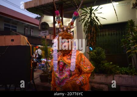 Sfilata del Drago del Festival vegetariano a Chao Zhou Shi Kong a Talat noi Yaowarat, Bangkok. (Foto di Teera Noisakran / Pacific Press) Foto Stock