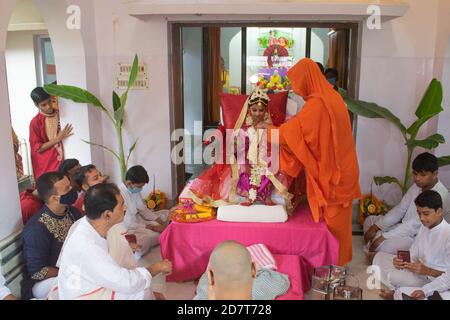 Kalyani, India. 24 Ott 2020. Kumari Puja o adorazione figlia è fatto il nono giorno (Navami) di Durga Puja. È rituale in cui la bambina è adorata come incarnazione di Shakti (Dea Durga). È una delle attrazioni speciali di Durga Puja e celebrano questa fede come un culto cerimoniale delle giovani ragazze come Madre Divina. I monaci zafferano rivestiti eseguire questo rituale dove la ragazza è bagnata nell'acqua di ganga ed è vestita di saree rosse e gialle e adornata con gioielli. (Foto di Ribhu Chatterjee/Pacific Press) Credit: Pacific Press Media Production Corp./Alamy Live News Foto Stock