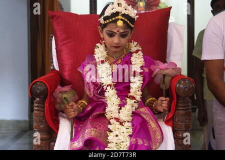 Kalyani, India. 24 Ott 2020. Kumari Puja o adorazione figlia è fatto il nono giorno (Navami) di Durga Puja. È rituale in cui la bambina è adorata come incarnazione di Shakti (Dea Durga). È una delle attrazioni speciali di Durga Puja e celebrano questa fede come un culto cerimoniale delle giovani ragazze come Madre Divina. I monaci zafferano rivestiti eseguire questo rituale dove la ragazza è bagnata nell'acqua di ganga ed è vestita di saree rosse e gialle e adornata con gioielli. (Foto di Ribhu Chatterjee/Pacific Press) Credit: Pacific Press Media Production Corp./Alamy Live News Foto Stock