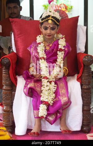 Kalyani, India. 24 Ott 2020. Kumari Puja o adorazione figlia è fatto il nono giorno (Navami) di Durga Puja. È rituale in cui la bambina è adorata come incarnazione di Shakti (Dea Durga). È una delle attrazioni speciali di Durga Puja e celebrano questa fede come un culto cerimoniale delle giovani ragazze come Madre Divina. I monaci zafferano rivestiti eseguire questo rituale dove la ragazza è bagnata nell'acqua di ganga ed è vestita di saree rosse e gialle e adornata con gioielli. (Foto di Ribhu Chatterjee/Pacific Press) Credit: Pacific Press Media Production Corp./Alamy Live News Foto Stock