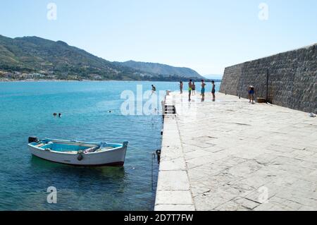 Cefalù, Sicilia, Italia, luglio 2020. Scena estiva quotidiana in spiaggia - piccolo porto Foto Stock