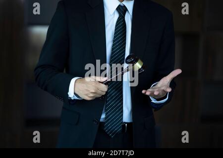 Immagine ritagliata di avvocato che tiene gavel Foto Stock