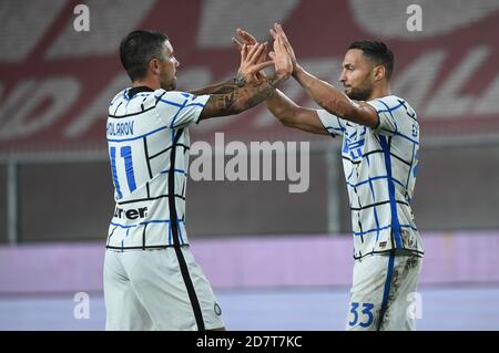 24 ottobre 2020, Genova, Italia: Genova, Italia, Stadio Luigi Ferraris, 24 ottobre 2020, Aleksandar Kolarov (Inter), Danilo D'Ambrosio (Inter), festeggia la vittoria al termine della partita in occasione del CFC di Genova vs FC Internazionale - Calcio italiano Serie A match - Credit: LM/Danilo Vigo (Credit Image: © Danilo Vigo/LPS tramite filo ZUMA) Foto Stock