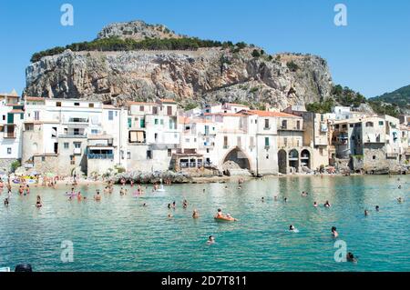 Cefalù, Palermo, Italia, luglio 2020. Dettaglio di questa piccola città di mare e della sua bella spiaggia Foto Stock