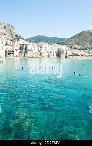 Cefalù, Palermo, Italia, luglio 2020. Dettaglio di questa piccola città di mare e della sua bella spiaggia Foto Stock