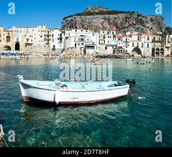 Cefalù, Palermo, Italia, luglio 2020. Dettaglio di questa piccola città di mare e della sua bella spiaggia Foto Stock