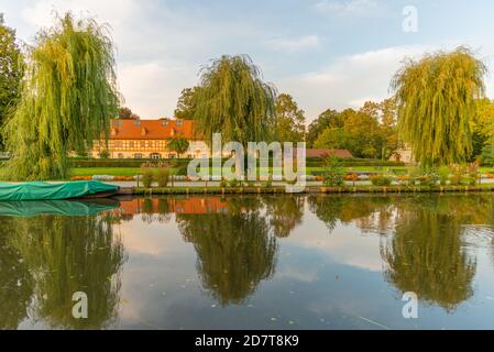 Case di vacanza nel castello´s scuderie, Hauptspree, Lübbenau, centro turistico della foresta di Spree, Oberspreewald, Brandeburgo, Germania orientale, Europa Foto Stock