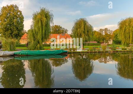 Case di vacanza nel castello´s scuderie, Hauptspree, Lübbenau, centro turistico della foresta di Spree, Oberspreewald, Brandeburgo, Germania orientale, Europa Foto Stock