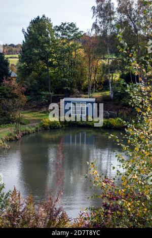 grazioso giardino privato con lago e capanna pastori in autunno Foto Stock