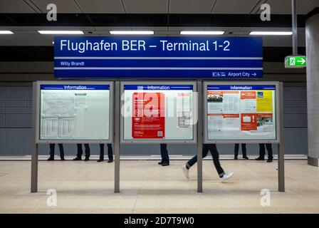 25 ottobre 2020, Brandeburgo, Schönefeld: Alla stazione S-Bahn del nuovo aeroporto di Berlino-Brandeburgo (BER) la gente si trova su un binario. La linea S-Bahn per il nuovo aeroporto BER è stata aperta con un treno speciale. La partenza è stata alla stazione della S-Bahn Berlin-Charlottenburg, linea 5. Foto: Christophe Gateau/dpa Foto Stock