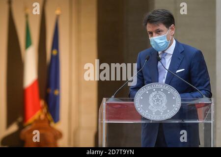 Roma, Italia. 25 Ott 2020. Palazzo Chigi conferenza stampa del Presidente del Consiglio per illustrazione il nuovo DPCM sulle nove Misure di contrasto alla diffusione della pandemia Covid - 19 Coronavirus nella foto Giuseppe Conte (STEFANO CAROFEI/Fotogramma, ROMA - 2020-10-25) p.s. la foto e' utilizzabile nel contenuto del messaggio E senza intendente diffondatorio del decoro delle persone Rappresentate Credit: Independent Photo Agency/Alamy Live News Foto Stock