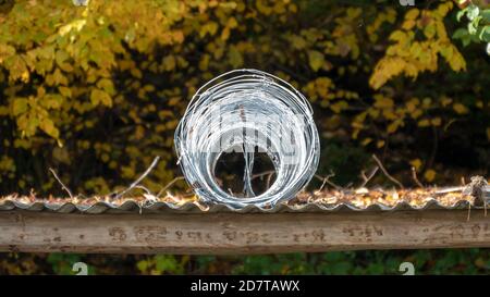 Rotolo di filo spinato come una spirale Foto Stock