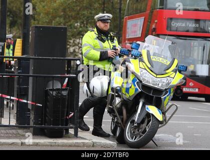 L'ufficiale della polizia metropolitana ha visto accanto alla sua moto di polizia alla fine di Whitehall pronto a fermare il traffico all'ingresso di Westminster.con un certo numero di dimostrazioni previste che hanno avuto luogo nella capitale questo fine settimana, la polizia metropolitana ha mobilitato personale da tutti i quartieri. Gruppo di supporto territoriale (TSG) l'unità operativa per l'ordine pubblico del MET, ha montato la polizia, le moto e altri veicoli più un gran numero di ufficiali a piedi. Foto Stock