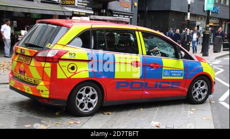 Un'automobile della polizia rossa, che fa parte del gruppo parlamentare e diplomatico di protezione (PADP) del MET, un'unità che fornisce principalmente sicurezza alla comunità diplomatica di Londra e alla tenuta parlamentare di Westminster. Con una serie di dimostrazioni previste che si svolgono nella capitale questo fine settimana, La polizia metropolitana ha mobilitato personale da tutti i quartieri. Gruppo di supporto territoriale (TSG) l'unità operativa per l'ordine pubblico del MET, ha montato la polizia, le moto e altri veicoli più un gran numero di ufficiali a piedi. Foto Stock