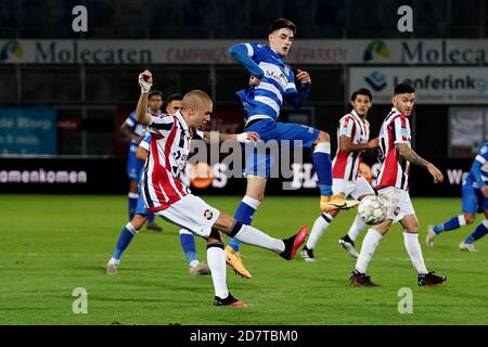 ZWOLLE, PAESI BASSI - OTTOBRE 24: Sebastian Holmen di Willem II e Slobodan Tedic di PEC Zwolle durante la partita olandese Eredivisie tra PEC Zwolle e Willem II allo stadio MAC3PARK il 24 ottobre 2020 a Zwolle, Paesi Bassi (Foto di Raymond Smit/Orange Pictures) Foto Stock