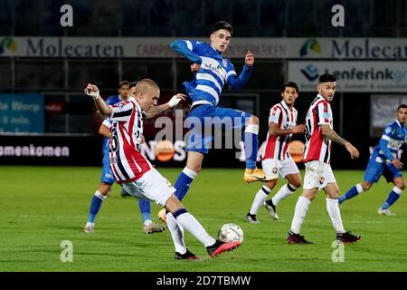 ZWOLLE, PAESI BASSI - OTTOBRE 24: Sebastian Holmen di Willem II e Slobodan Tedic di PEC Zwolle durante la partita olandese Eredivisie tra PEC Zwolle e Willem II allo stadio MAC3PARK il 24 ottobre 2020 a Zwolle, Paesi Bassi (Foto di Raymond Smit/Orange Pictures) Foto Stock