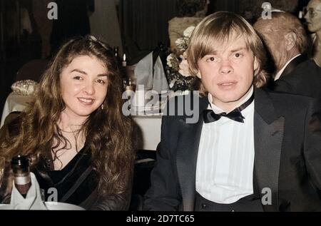 Volker Lechtenbrink, deutscher Schauspieler und Sänger mit Freundin bei einem Ball in Amburgo, Deutschland frühe 1980er Jahre. Il tedesco attore e cantante Volker Lechtenbrink con la sua ragazza che frequentano una sfera a Amburgo, Germania primi anni ottanta. Foto Stock