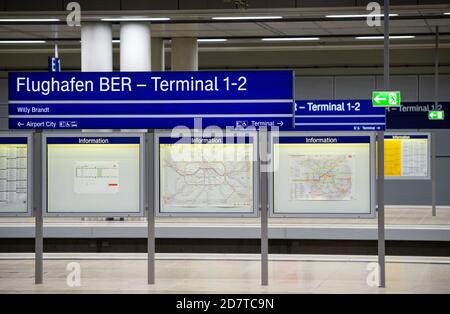 25 ottobre 2020, Brandeburgo, Schönefeld: Indicazioni per la stazione S-Bahn del nuovo aeroporto di Berlino-Brandeburgo (BER). Un treno speciale aveva aperto la linea S-Bahn per il nuovo aeroporto BER. La partenza è stata alla stazione della S-Bahn Berlin-Charlottenburg, linea 5. Foto: Christophe Gateau/dpa Foto Stock