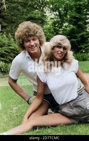 Bernhard Brink, deutscher Schlagersänger, mit Freundin Ute, Deutschland um 1981. Tedesco Schlager cantante Bernhard Brink con la sua ragazza amico Ute, Germania intorno al 1981. Foto Stock