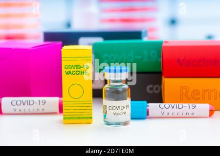 Una serie di medicinali in laboratorio medico per il coronavirus NCOV- 19 dal test PCR, test anticorpale, vaccino e farmaco antivirale remdesivir Foto Stock