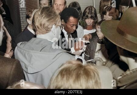 Pele, brasilianischer Fußballspieler, wird von Fans bei der Ankunft am Flughafen Hamburg stürmisch begrüßt, Deutschland 1981. I tifosi danno un caloroso benvenuto al calciatore brasiliano Pele al suo arrivo all'aeroporto di Amburgo, Germania 1981. Foto Stock