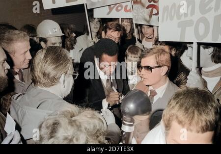 Pele, brasilianischer Fußballspieler, wird von Fans bei der Ankunft am Flughafen Hamburg stürmisch begrüßt, Deutschland 1981. I tifosi danno un caloroso benvenuto al calciatore brasiliano Pele al suo arrivo all'aeroporto di Amburgo, Germania 1981. Foto Stock