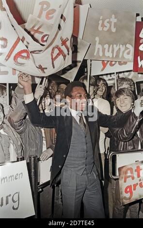 Pele, brasilianischer Fußballspieler, wird von Fans bei der Ankunft am Flughafen Hamburg stürmisch begrüßt, Deutschland 1981. I tifosi danno un caloroso benvenuto al calciatore brasiliano Pele al suo arrivo all'aeroporto di Amburgo, Germania 1981. Foto Stock