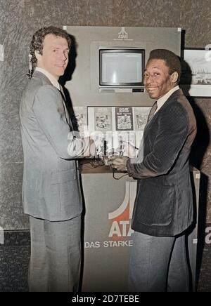 Pele, brasilianischer Fußballspieler, mit Franz Beckenbauer beim Comuterspiel in der Atari Deutschland Firmenzentrale ad Amburgo, Deutschland 1981. Giocatore di calcio brasiliano Pele con Franz Beckenbauer gioco d'azzardo giochi di computer presso la sede centrale Atari ad Amburgo, Germania 1981. Foto Stock