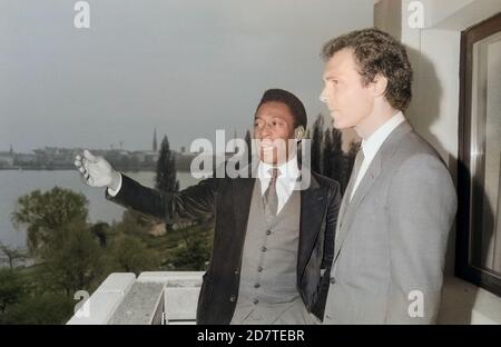 Pele, brasilianischer Fußballspieler, mit Franz Beckenbauer ad Amburgo, Deutschland 1981. Calciatore brasiliano Pele con Franz Beckenbauer ad Amburgo, Germania 1981. Foto Stock