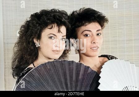 Baccara, sanisches weibliches Gesangsduo, bestehend aus Mayte Mateos und Maria Mendiola, bei einem Promogshooting, Amburgo, Deutschland 1979. Il duo spagnolo di canto 'Baccara', composto da Mayte Mateos e Maria Mendiola, che fa una foto promo sparare ad Amburgo, Germania 1979. Foto Stock