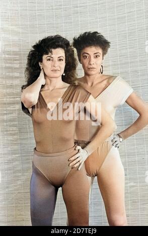 Baccara, sanisches weibliches Gesangsduo, bestehend aus Mayte Mateos und Maria Mendiola, bei einem Promogshooting, Amburgo, Deutschland 1979. Il duo spagnolo di canto 'Baccara', composto da Mayte Mateos e Maria Mendiola, che fa una foto promo sparare ad Amburgo, Germania 1979. Foto Stock