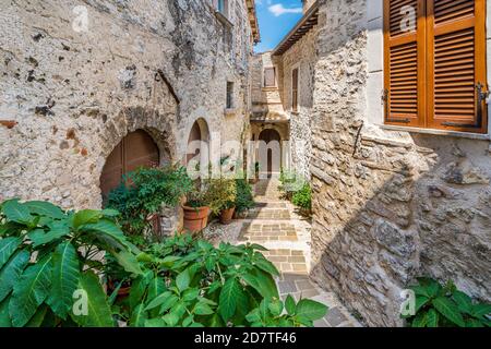 Il piccolo e bellissimo borgo di Casteldilago, nei pressi di Arrone. Provincia di Terni, Umbria, Italia. Foto Stock