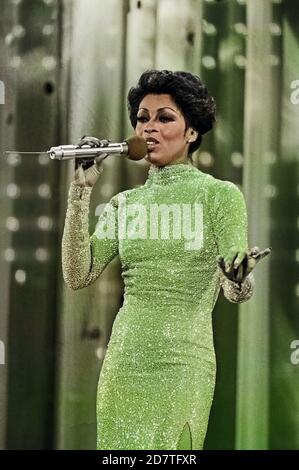 Lola Falana, amerikanische Sängerin, Tänzerin und Schauspielerin, bei einem Auftritt im deutschen Fernsehen, Deutschland um 1978. Cantante, ballerino e attrice americana Lola Falana che si esibisce sulla TV tedesca, in Germania intorno al 1978. Foto Stock